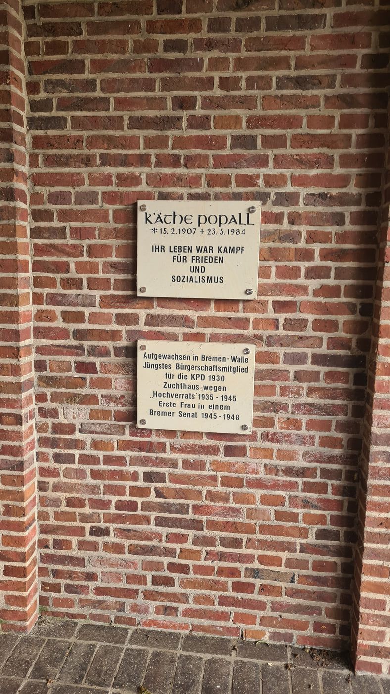 Erinnerungstafeln für Käthe Popall am Osterholzer Friedhof